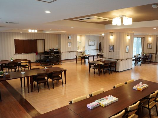 広々とした共有ダイニング