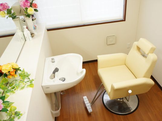 快適なシャンプーチェアと洗面台