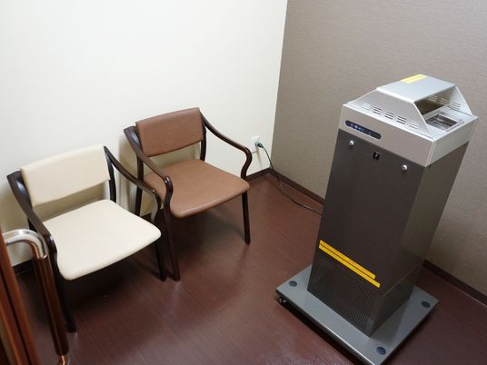 椅子と浄化器のある部屋