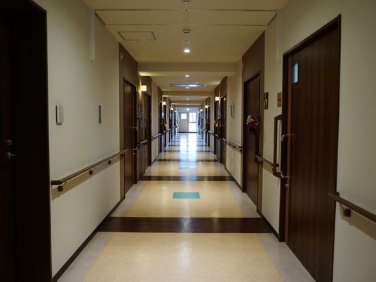 長い廊下と部屋の扉