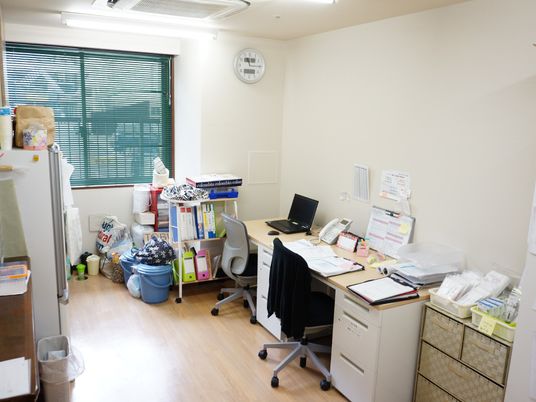 仕事用デスクと資料の部屋