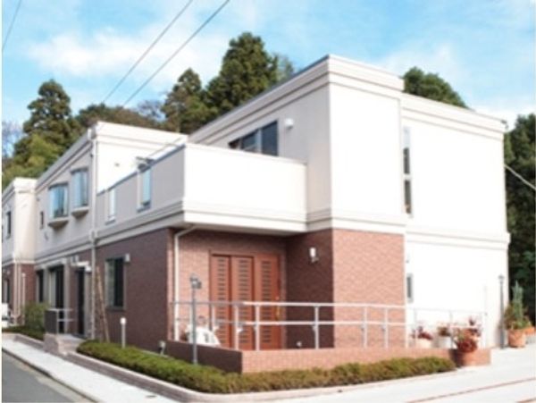 明るい外観の建物