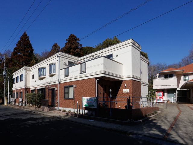 都会の静かな施設外観