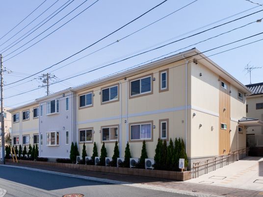 明るい外観の施設