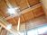 木製の天井と照明