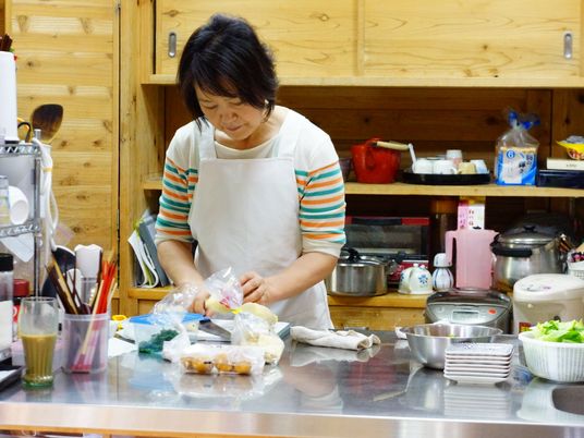 料理をする人の姿