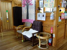 木目調ロビーの一角