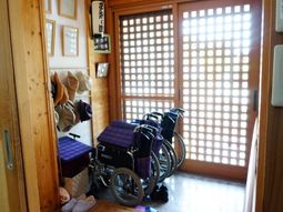 玄関と車いす