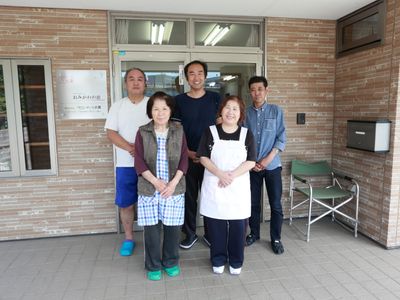 スタッフが立つ入口前