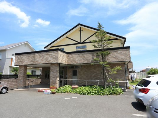 明るい建物のエントランス