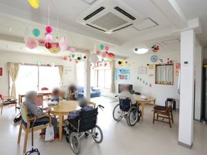カラフルな装飾の居室