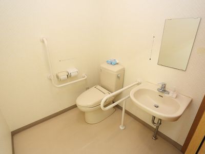 バリアフリー設計のトイレ