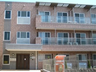 茶色の建物の外観