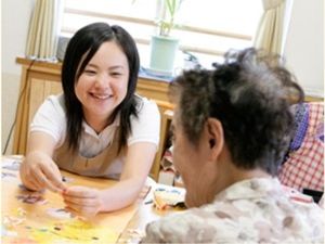 笑顔でお手伝いする職員