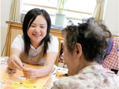 笑顔でお手伝いする職員