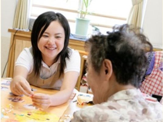 笑顔でお手伝いする職員