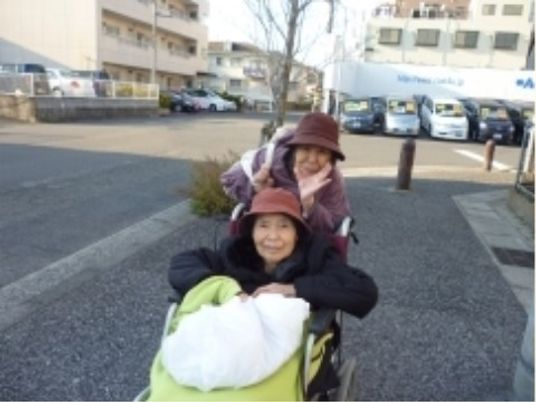 車椅子利用の笑顔の方々