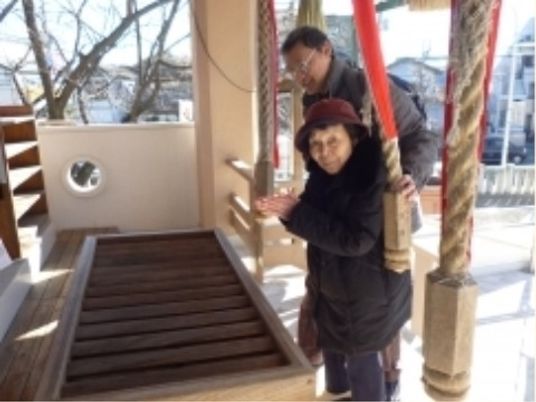 中庭で笑顔の利用者