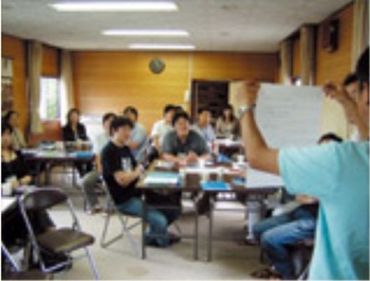 集まる人々の様子