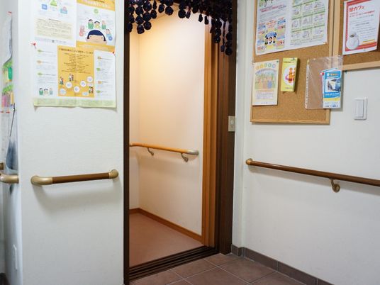 廊下と掲示物の一角