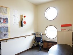 丸い窓が特徴の廊下