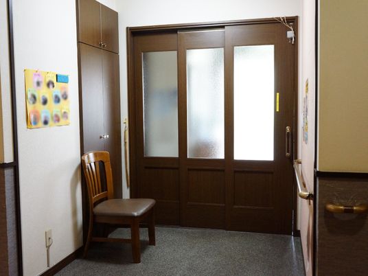 木製の掲示物付き廊下