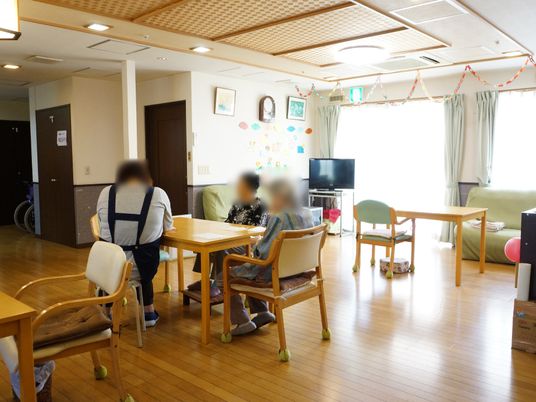 共有スペースで過ごす人々