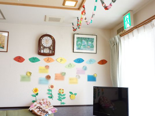 壁掛け時計と装飾のリビング