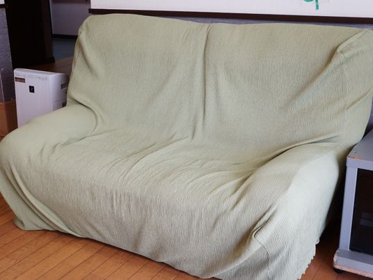 ソファカバーされたソファ