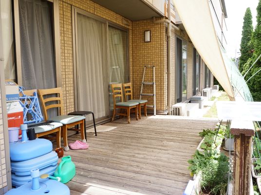 木製デッキの屋外空間