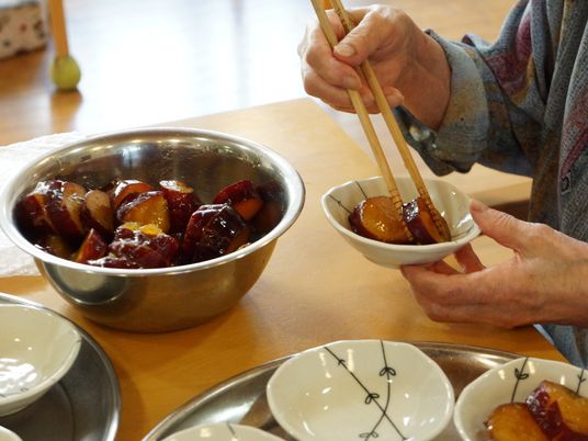 手料理を取り分ける様子