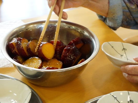 料理を盛る手元の様子