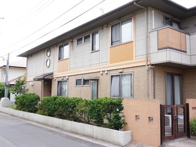 落ち着いた色合いの建物外観