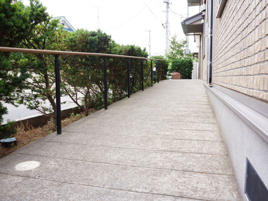 手すり付きの平坦な通路