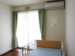 居室のベッドと窓