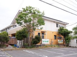 明るい外観の建物