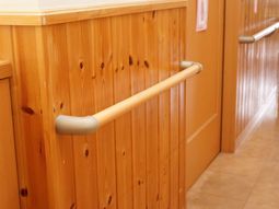 温もりのある木製手すり