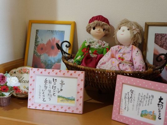 ぬいぐるみと額縁の飾り棚