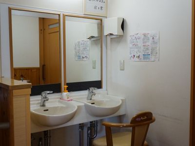 清潔な洗面台と鏡