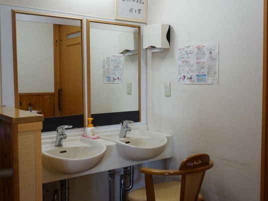 清潔な洗面台と鏡