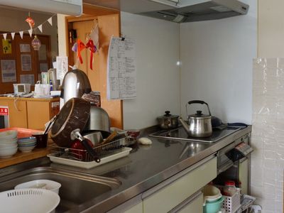 調理器具並ぶ厨房一角