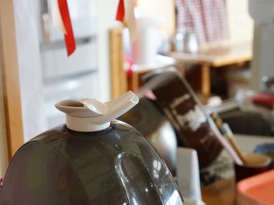 湯飲みと急須のある和室