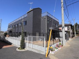 施設のモダンな外観