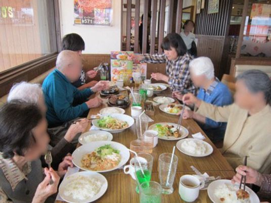 共有スペースでの食事風景