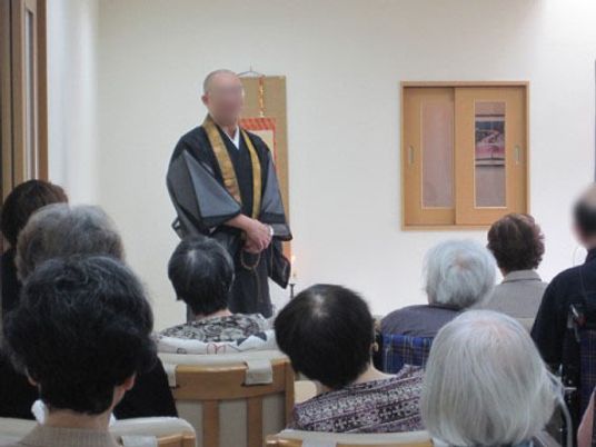 催しを見る入居者