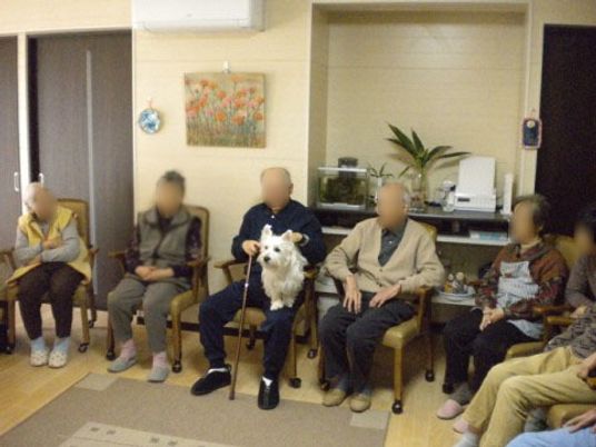 共有スペースで寛ぐ人々