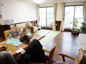 明るいリビングの風景