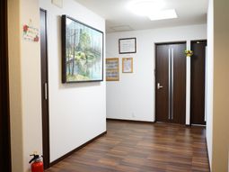 明るい通路の壁飾り