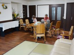 明るい食堂の様子
