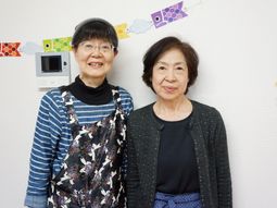 二人の女性と壁の装飾